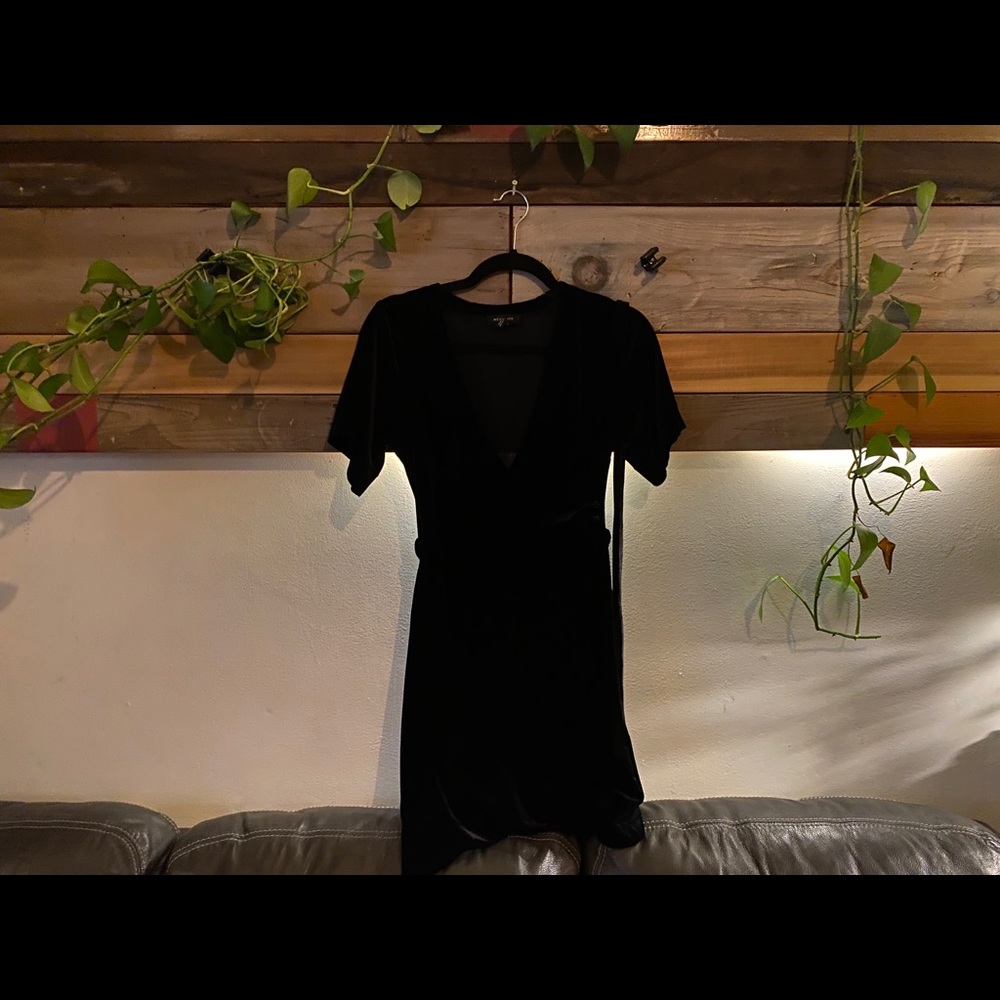 New Look Black Velvet V-Neck Mini-Dress - Picture 3 of 11